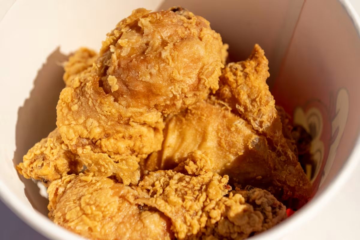 Jollibee fried chicken, spaghetti, and gravy on a tray